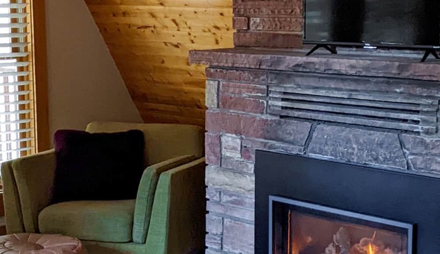 Riverside A-Frame Close to RMNP, 2 BDR King, 1 BTH, Fireplace, Adventure Awaits in Lyons