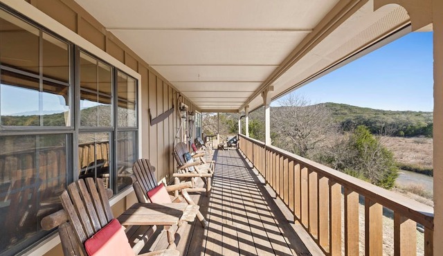 4 Maples on the Frio, Riverfront, Wi-Fi, @ Frio River Vacation Rentals in Concan