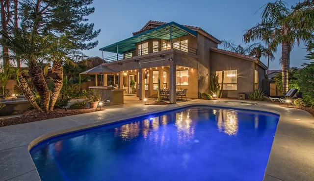 GORGEOUS Val Vista Lake VIEW: Htd PVT POOL, Spa, Putt Green, Kayaks, Bikes, Fishing in Gilbert