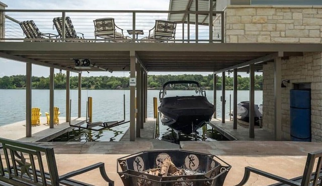 Azure 1-Lakefront w/Shared Pool, Dock, & Fire Pit in Kingsland