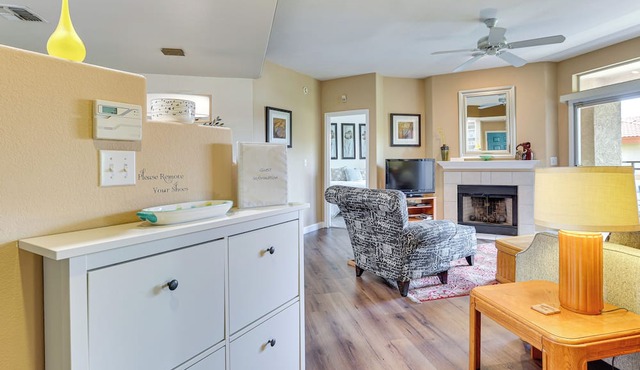 Getaway w/Balcony & Spa: 13 Mi to Old Town in Phoenix