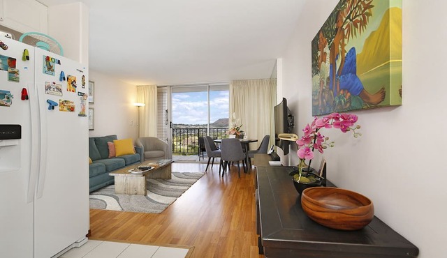 Great for Families! Partial Ocean/Canal/Diamond Head Views! Pool, Wi-Fi, Prkg in Honolulu