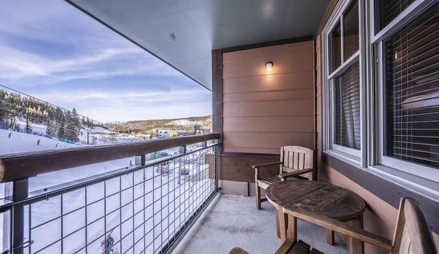 Ski in/Ski out condo w/great views. Overlooking the slopes. Access to hot tub in Winter Park