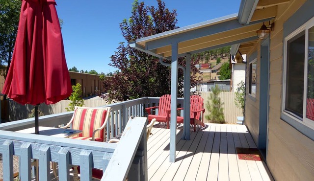 Budget Vintage Garden Cottage, Walk to town, Privacy, Deck, Wifi, Sleeps 2 max in Flagstaff