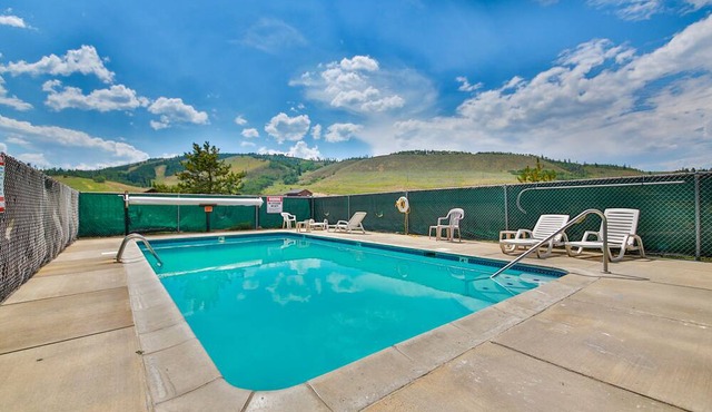 Newly remodeled mountain condo + loft w/hot tub & near ski resort in Granby