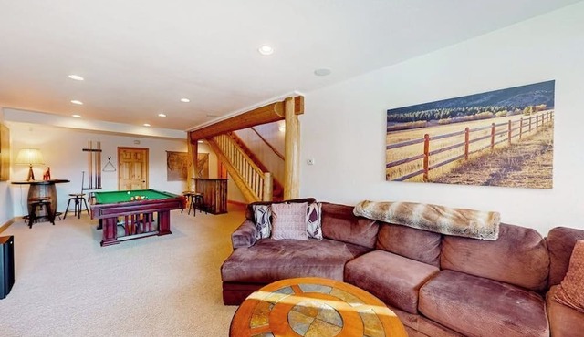 Enchanting mountain oasis with hot tub, fireplaces, deck, & views in Fraser