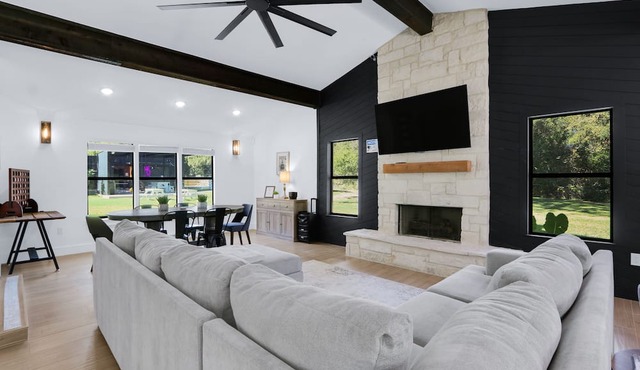 Modern Farmhouse on the Guadalupe River in Seguin, TX! in Seguin