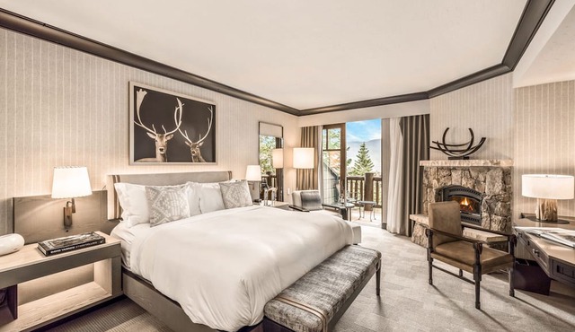! LOVE RITZ 1BR ULTIMATE SUMMER LUXURY w/VIEWS,2 DECKS/2 FIREPLCES-POOL AMAZING! in Avon