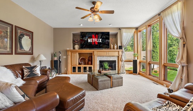 Lux Retreat 5 Acres- Pool/Hot Tub/Tiki Bar/Fire Pit/Game Room- Great for Groups! in Lakeville