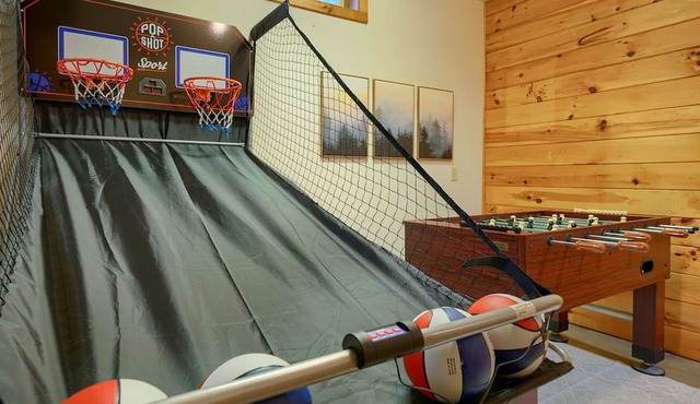 Water's Edge Cozy 2-bedroom cabin. Wooded setting, WiFi, Pond & Hot Tub in Creola