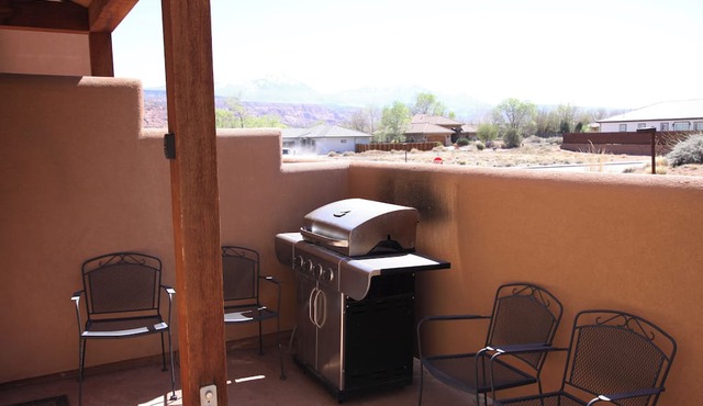 6A4 Relaxing Townhome, Two Car Garage, Community Pool & Hot Tub in Moab