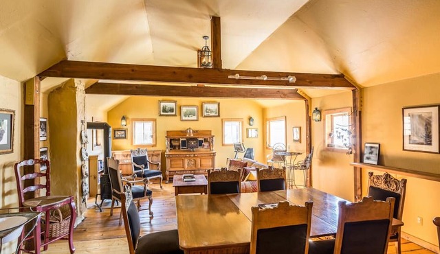 Beautiful & One-of-a-Kind Downtown Minturn Apartment. Minutes to Vail. in Minturn