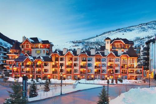 Mountain view, ski-in/out condo w/balconies, shared hot tubs/pool/WD, fast WiFi in Vail