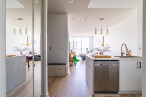 1BD Plus Den Lakeview Suite - Steps to CN Tower & Rogers Centre - Free Parking in Toronto