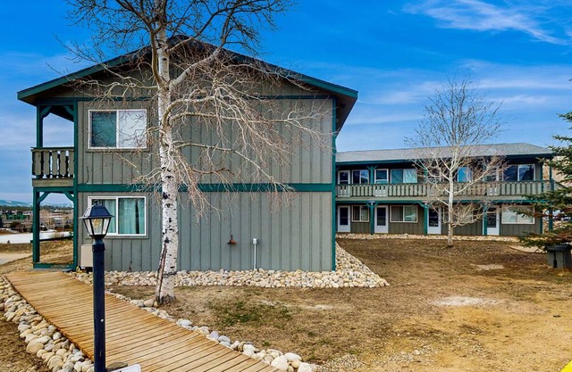 Inviting mountain-view condo with WiFi in great location near the slopes in Fraser