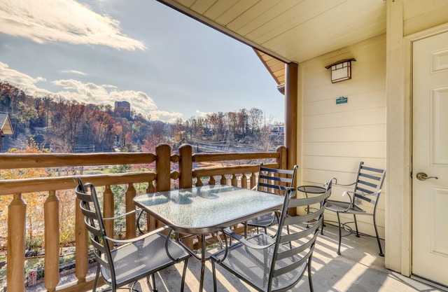 Cozy condo w/free attraction tickets, jetted tub, & pool/hot tub - walk downtown in Gatlinburg